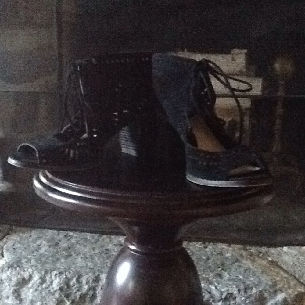 Vince Canuto, Black open toe booties